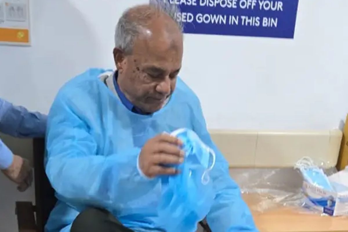 খালেদা জিয়াকে দেখতে এভারকেয়ার হাসপাতালে স্বরাষ্ট্র উপদেষ্টা