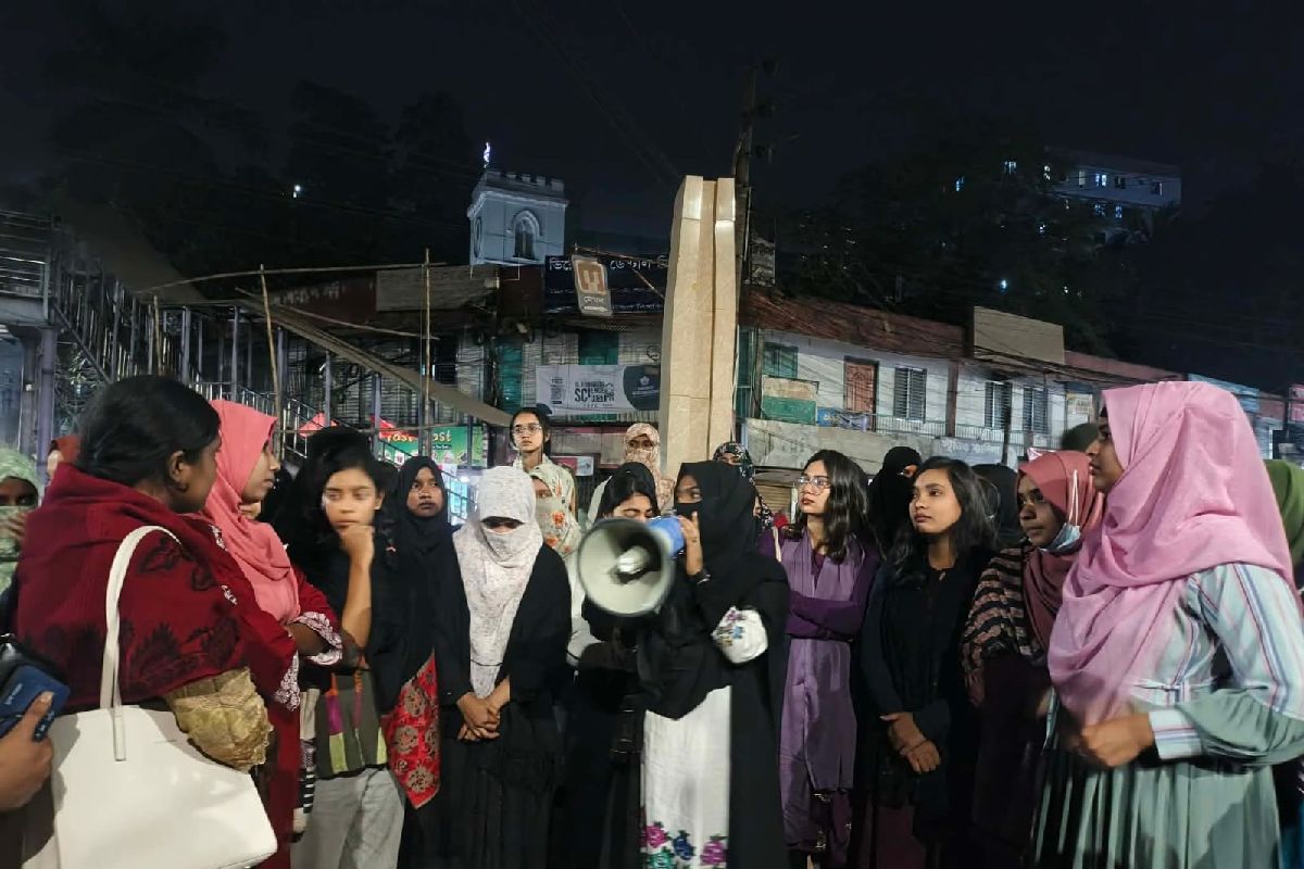 হাদির ওপর হামলার প্রতিবাদে জবিতে ছাত্রীদের বিক্ষোভ
