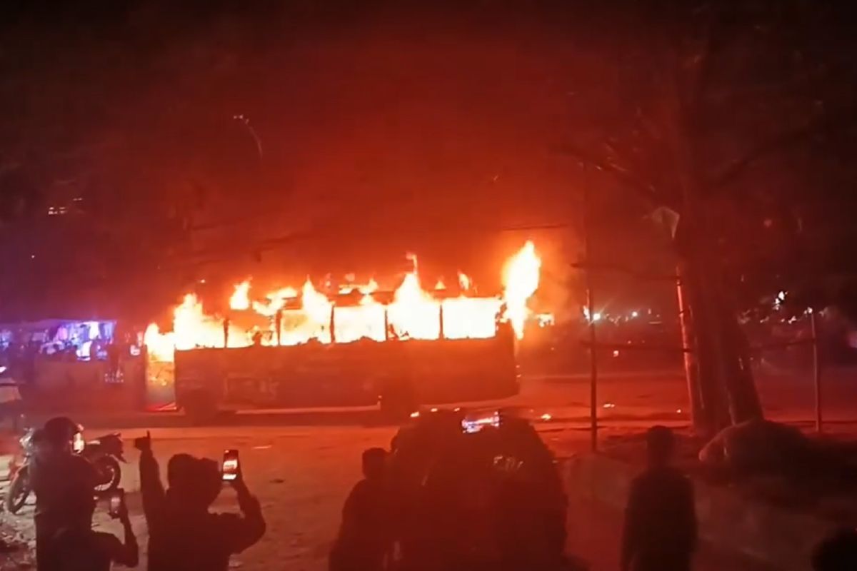 রাজধানীর বাড্ডা লিংক রোডে বাসে অগ্নিকাণ্ড