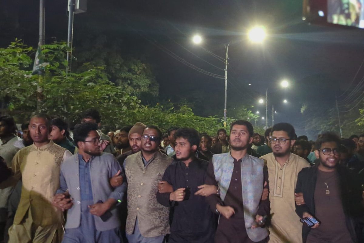 ওসমান হাদীকে গু'লি করায় ডাকসুর বিক্ষোভ মিছিল