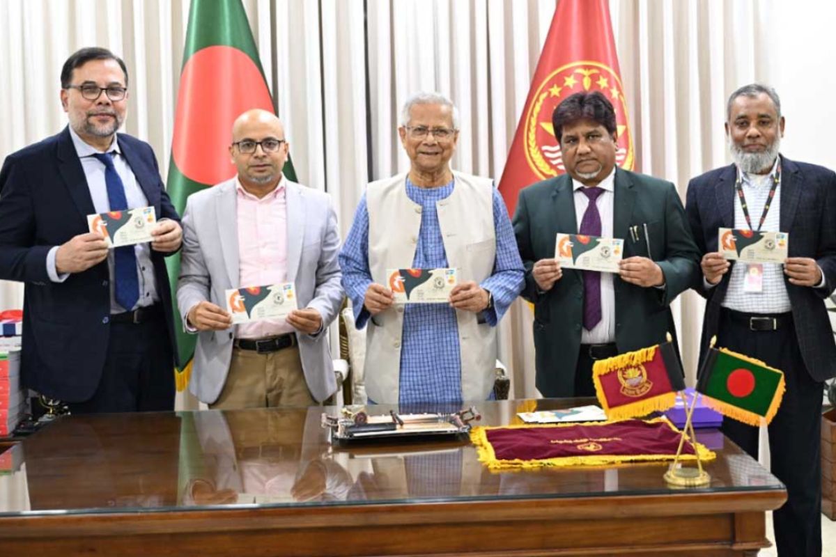 বিজয় দিবসের স্মারক ডাকটিকিট অবমুক্ত করলেন প্রধান উপদেষ্টা