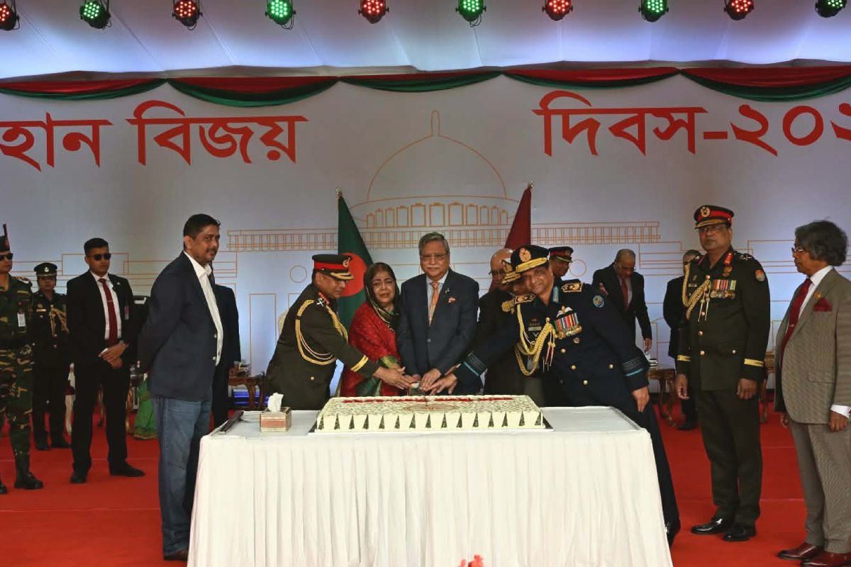 বঙ্গভবনে বিজয়ের কেক কাটলেন রাষ্ট্রপতি মো. সাহাবুদ্দিন