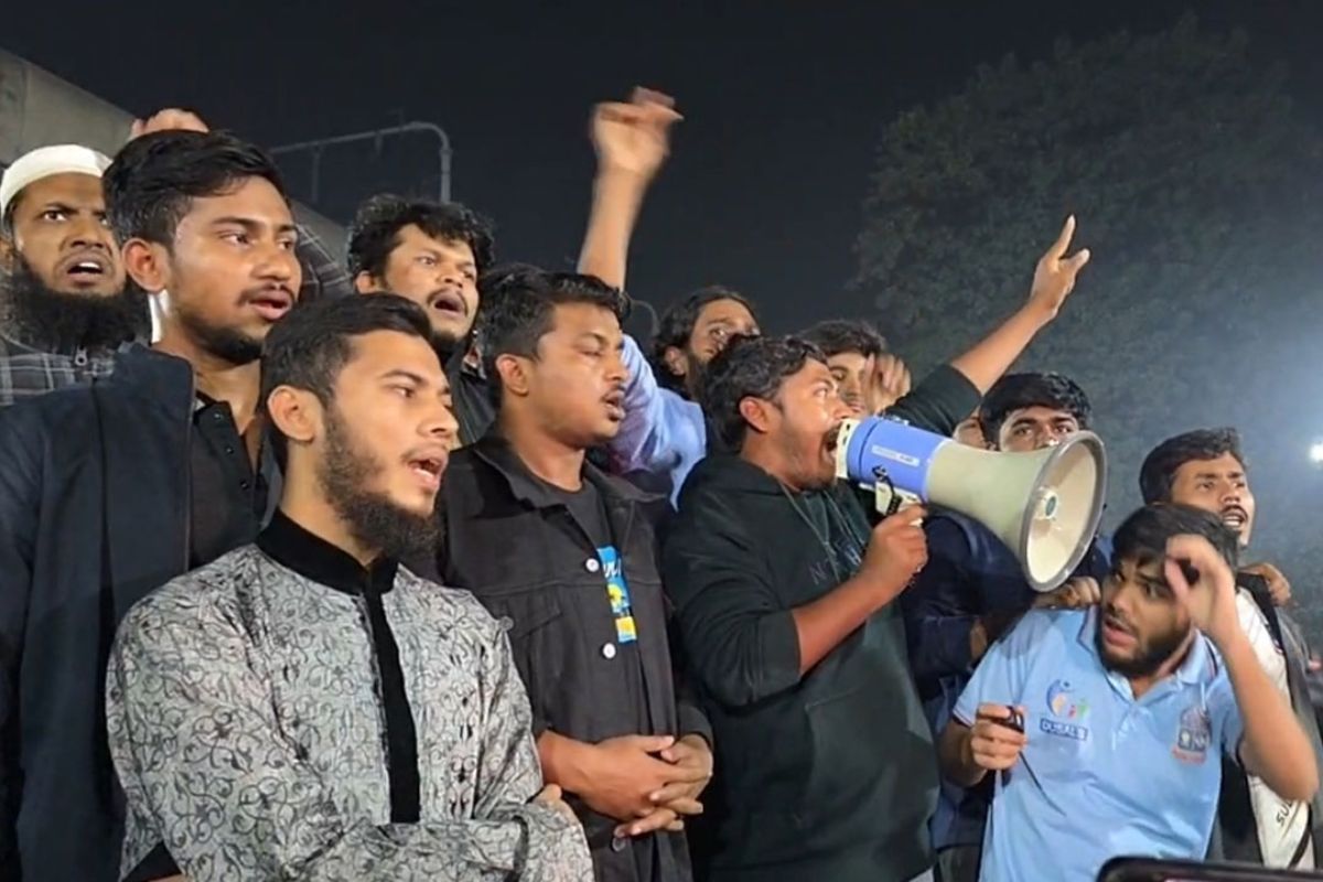 হাদি হ'ত্যার বিচারের দাবিতে মধ্যরাতে উত্তাল ঢাকা বিশ্ববিদ্যালয়