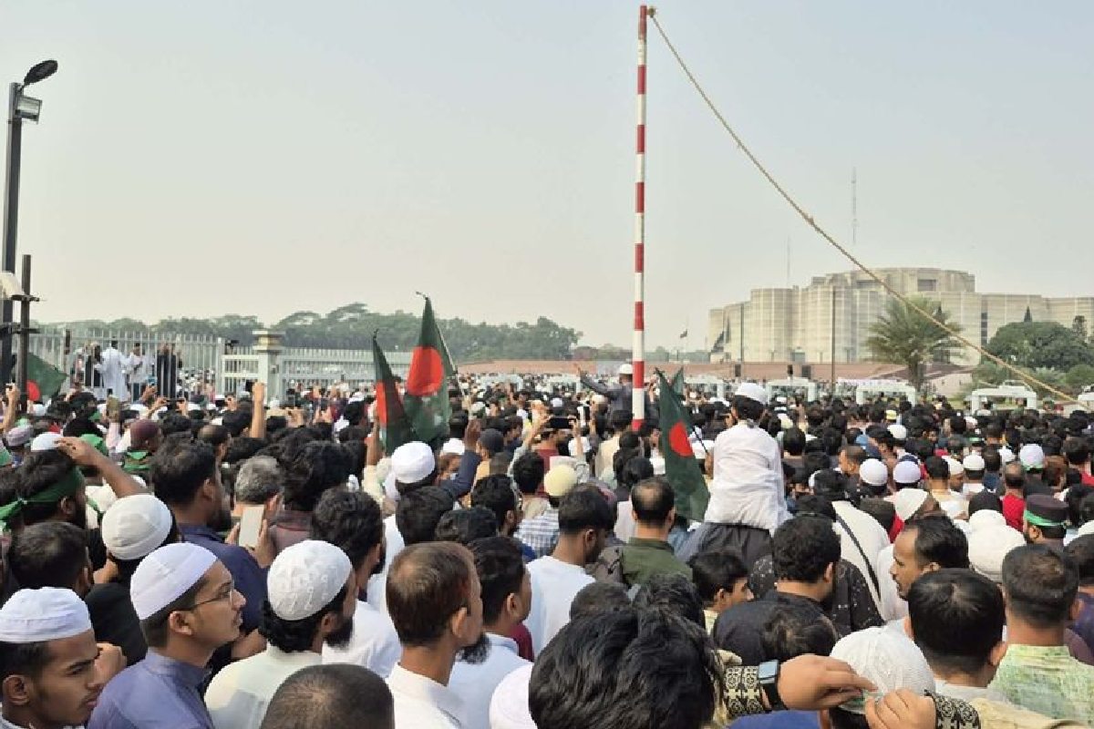অশ্রুসজল চোখে হাদিকে বিদায় জানাতে সংসদ প্লাজায় লাখো জনতা
