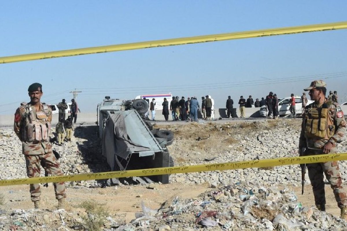 পাকিস্তানে সেনা ক্যাম্পে ভয়াবহ হামলায় নি’হত ৯