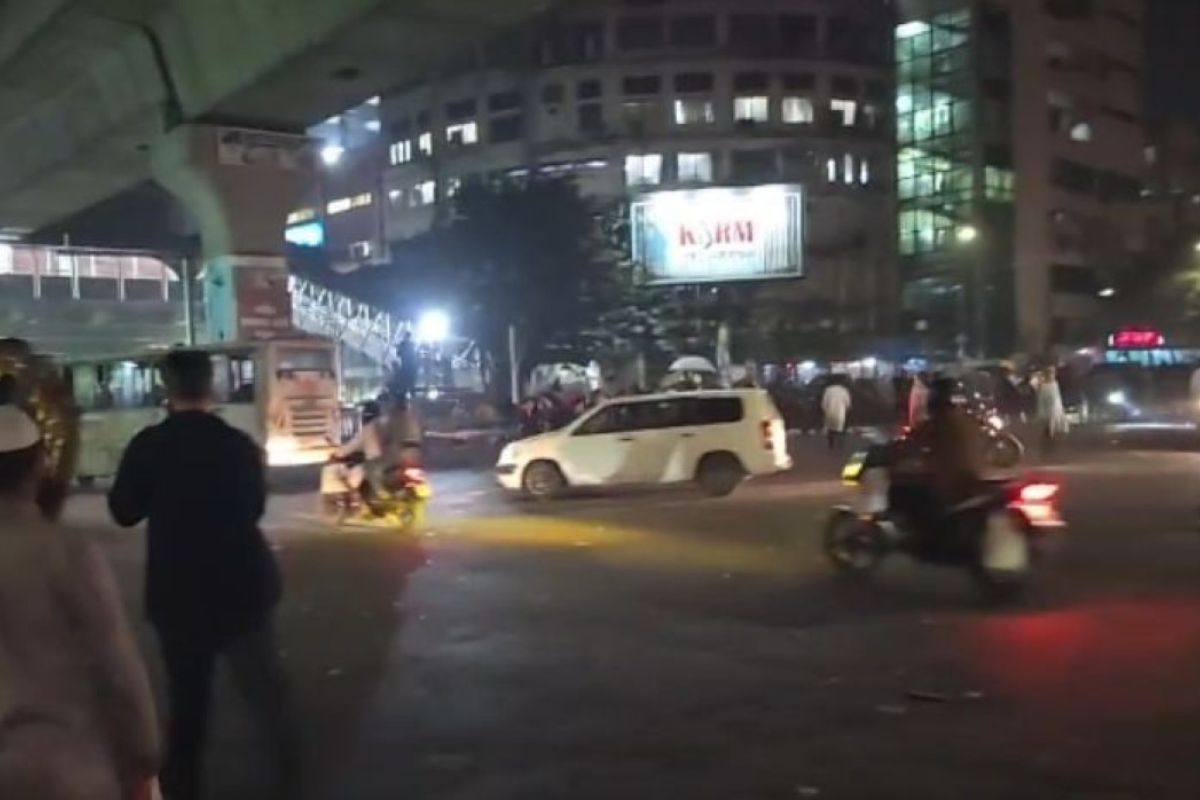 বিক্ষোভ শেষে শাহবাগ মোড় ছেড়েছেন ছাত্র-জনতা