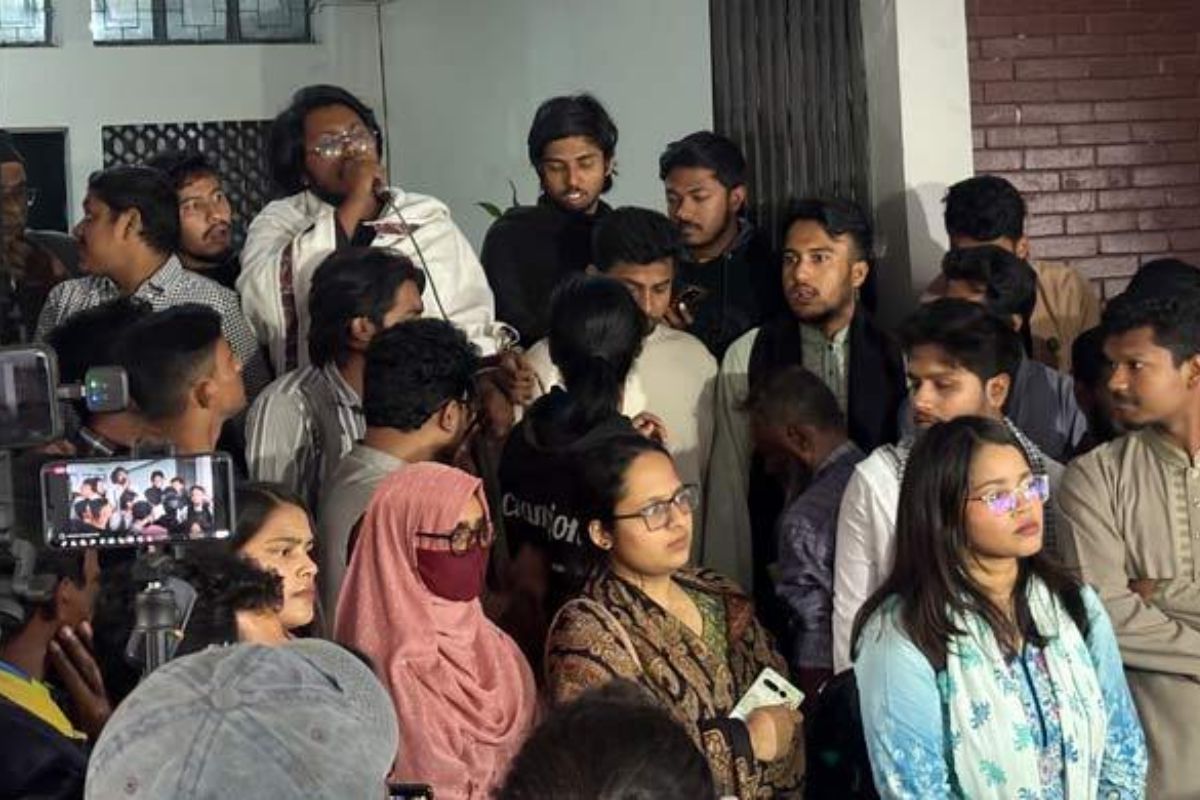 হলের নাম পরিবর্তনের দাবিতে ভিসির কার্যালয় ঘেরাও ঢাবি শিক্ষার্থীদের