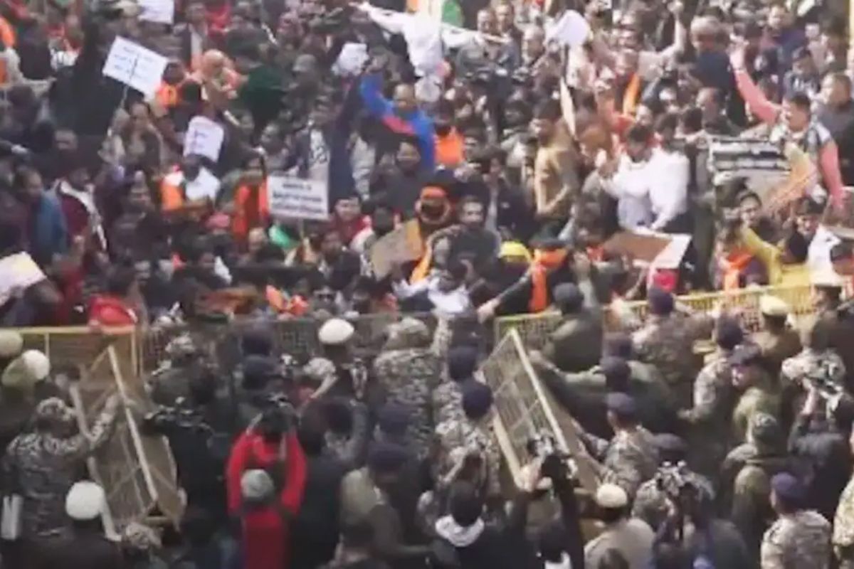 দিল্লিতে বাংলাদেশ হাইকমিশন ঘেরাওয়ের চেষ্টা, পুলিশের লাঠিচার্জ