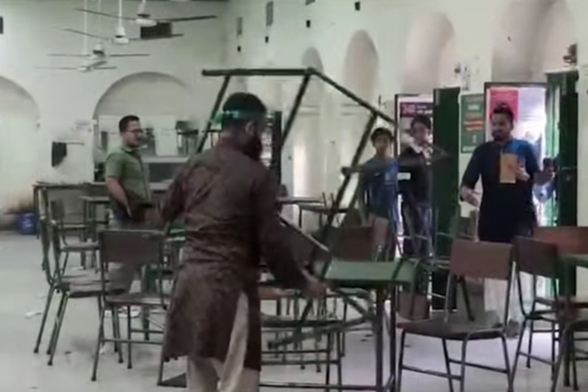 ঢাবির মধুর ক্যান্টিনে ভাঙচুর, শিক্ষার্থীদের হাতে আটক ১