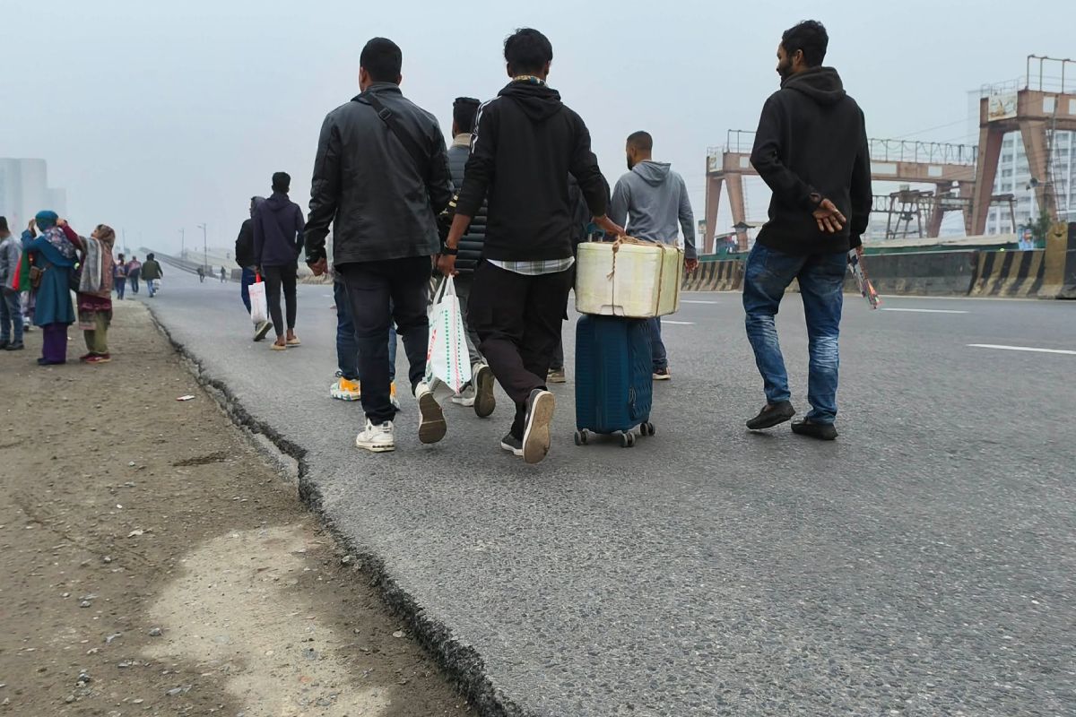 যানশূন্য বিমানবন্দর এলাকা, ভোগান্তিতে নিত্যযাত্রীরা