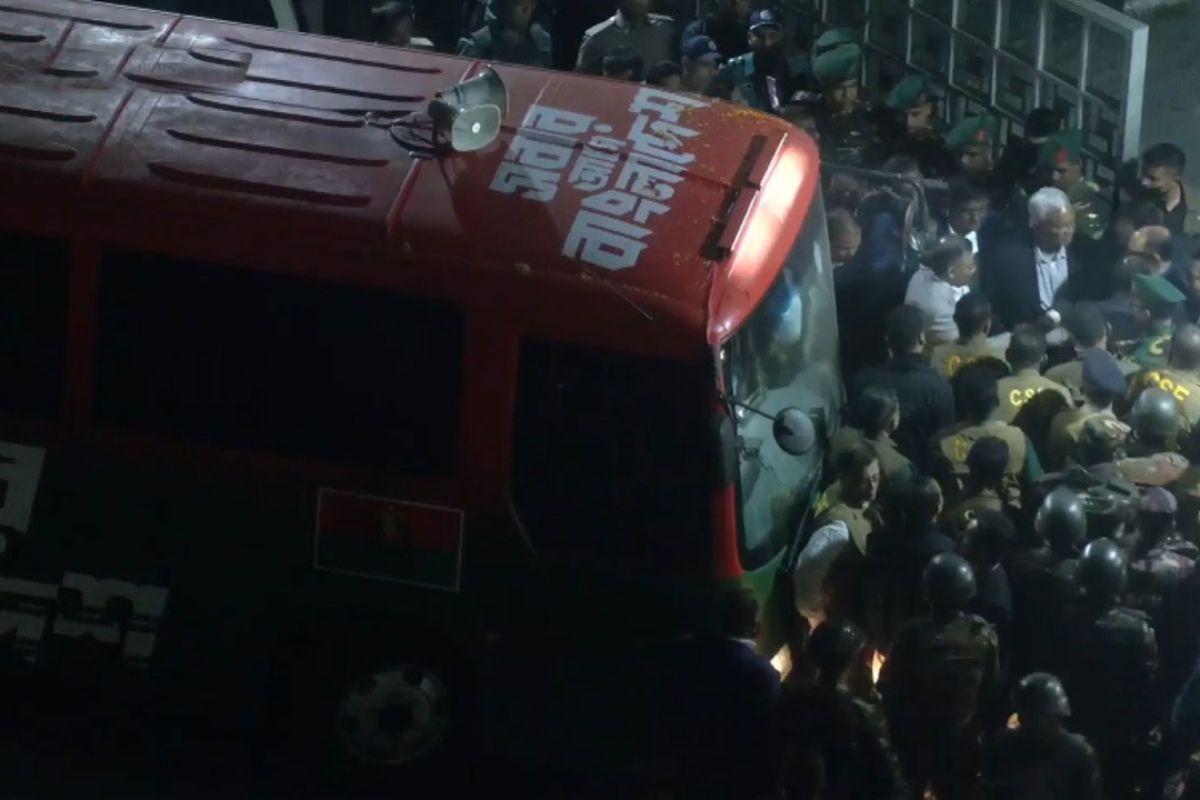 ‘সন্তান হিসেবে আমার মন আমার মায়ের বিছানার পাশে পড়ে আছে’