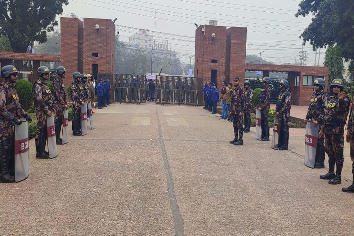 তারেক রহমানের স্মৃতিসৌধ সফর: নিরাপত্তায় বিজিবি মোতায়েন