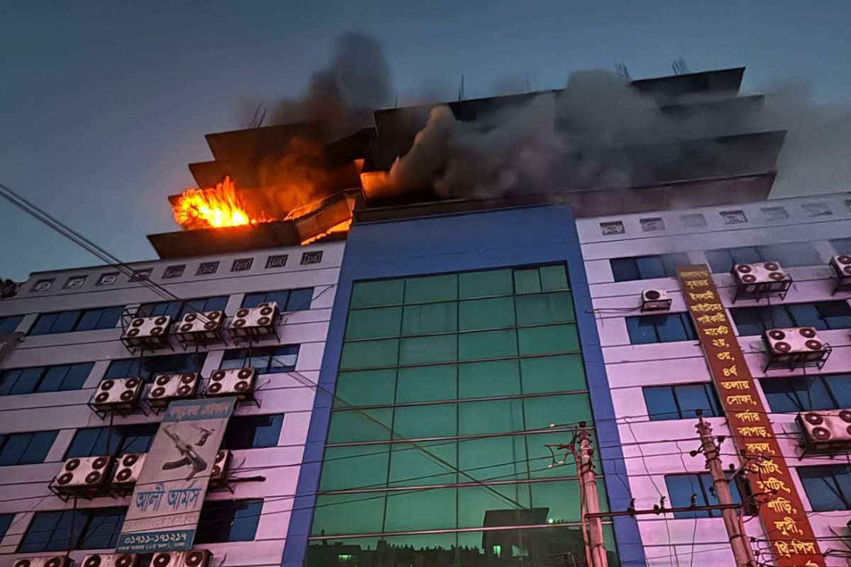 গুলিস্তানে শপিং কমপ্লেক্সে ভয়াবহ আ'গুন, নিয়ন্ত্রণে ৬ ইউনিট