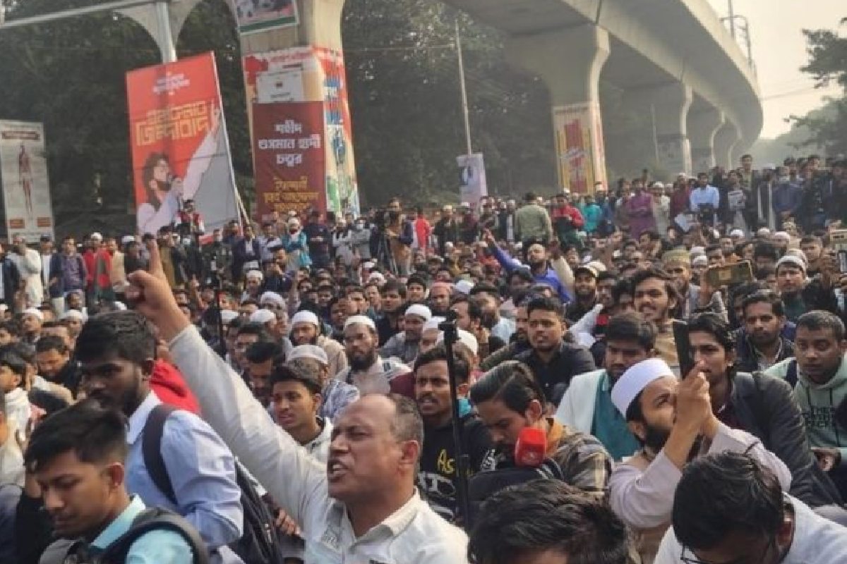 ওসমান হাদির হ’ত্যার বিচারের দাবিতে শাহবাগ অবরোধ