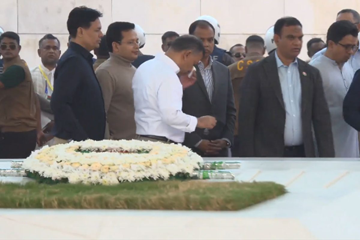 ১৯ বছর পর বাবার কবরের সামনে অশ্রুশিক্ত তারেক রহমান