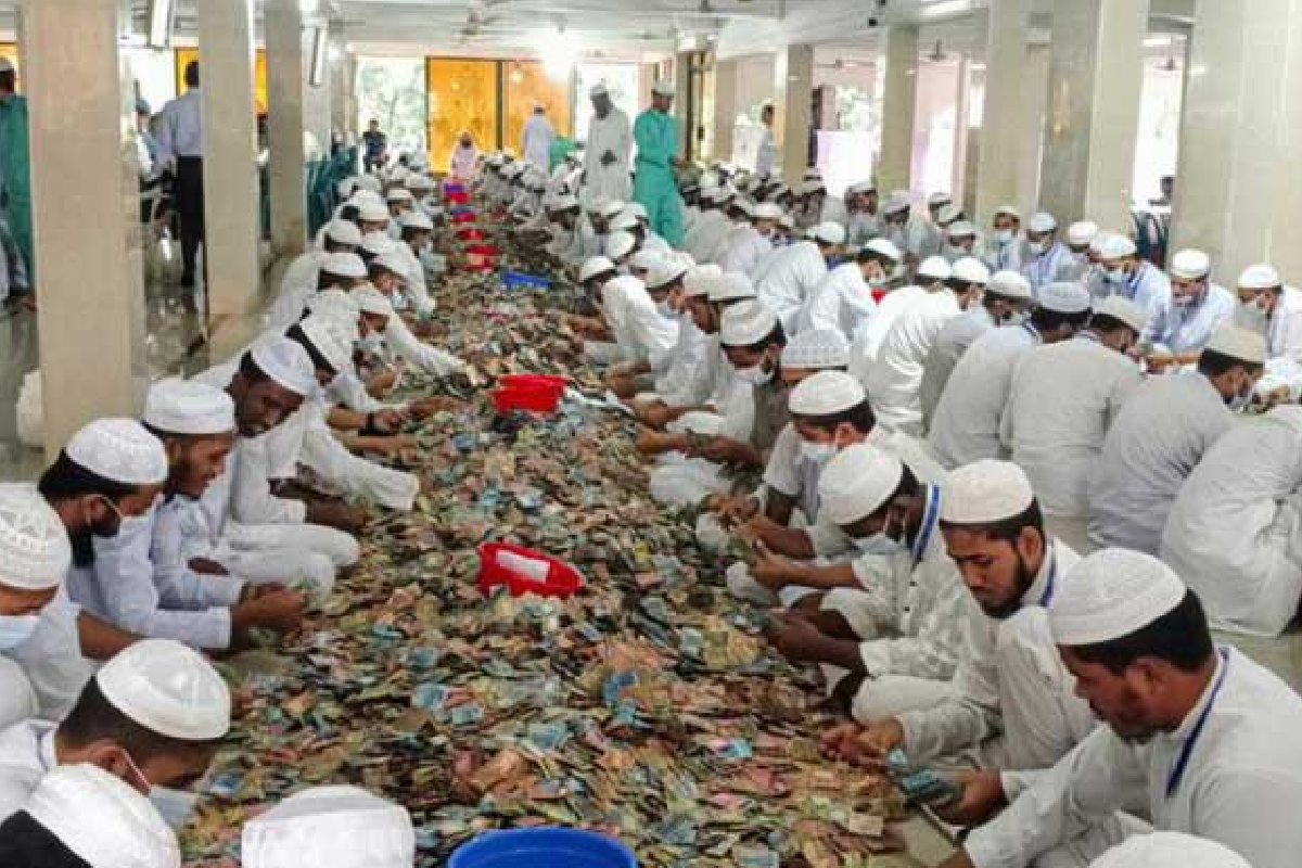 ঐতিহ্যবাহী পাগলা মসজিদের দানবাক্সে মিলল ৩৫ বস্তা টাকা
