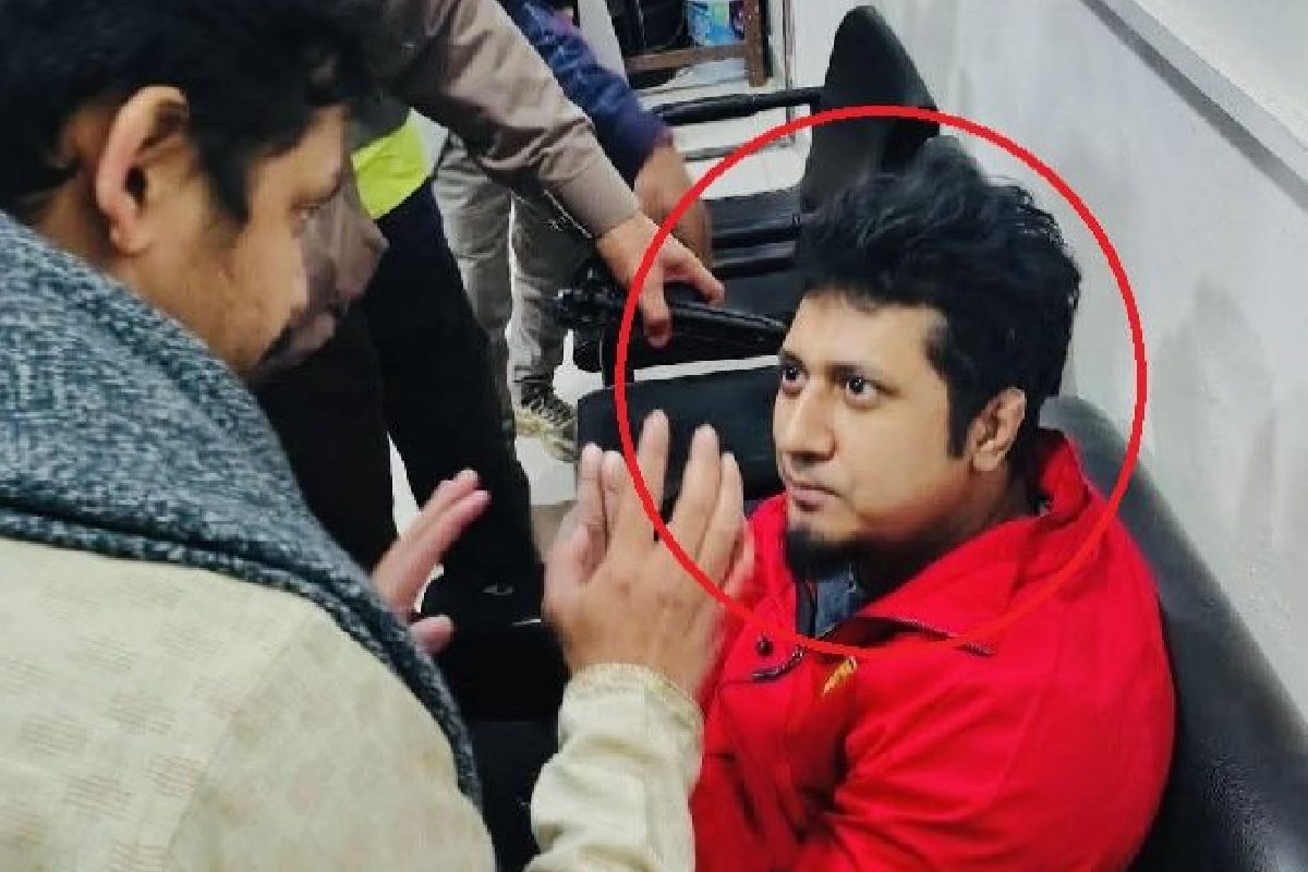 শাহবাগে আন্দোলনের পাশে পিস্তলসহ যুবক আটক