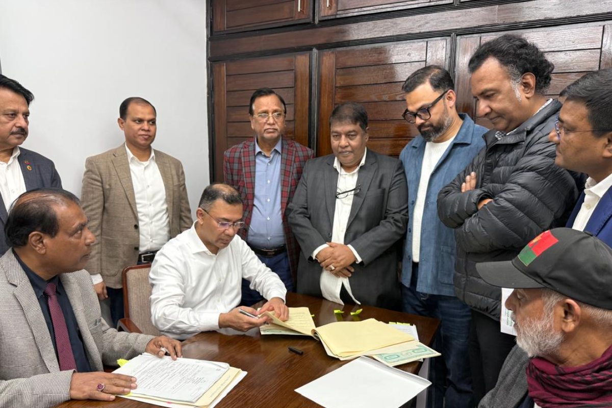 ঢাকা-১৭ আসনে তারেক রহমানের পক্ষে মনোনয়নপত্র জমা