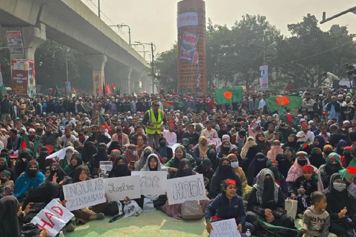 ৪ দফা দাবিতে শাহবাগ অবরোধ করল ইনকিলাব মঞ্চ