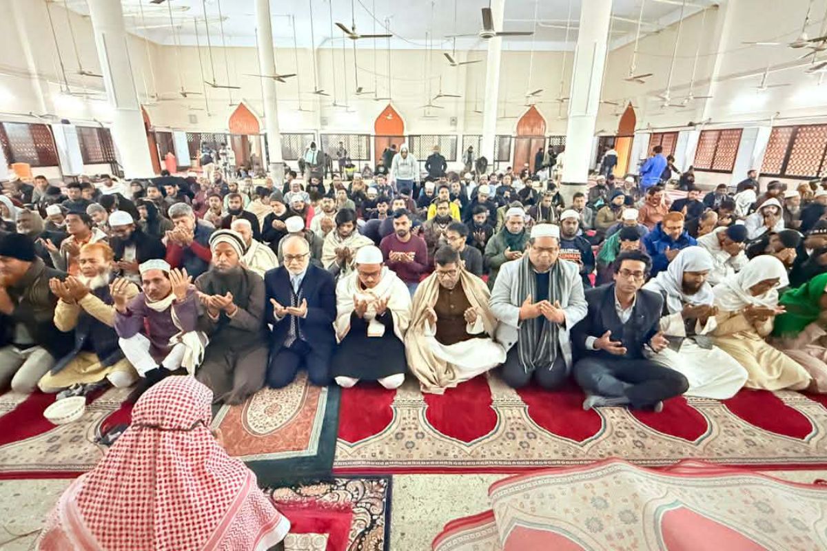 ঢাবিতে বেগম জিয়ার রুহের মাগফিরাত কামনায় বিশেষ মোনাজাত