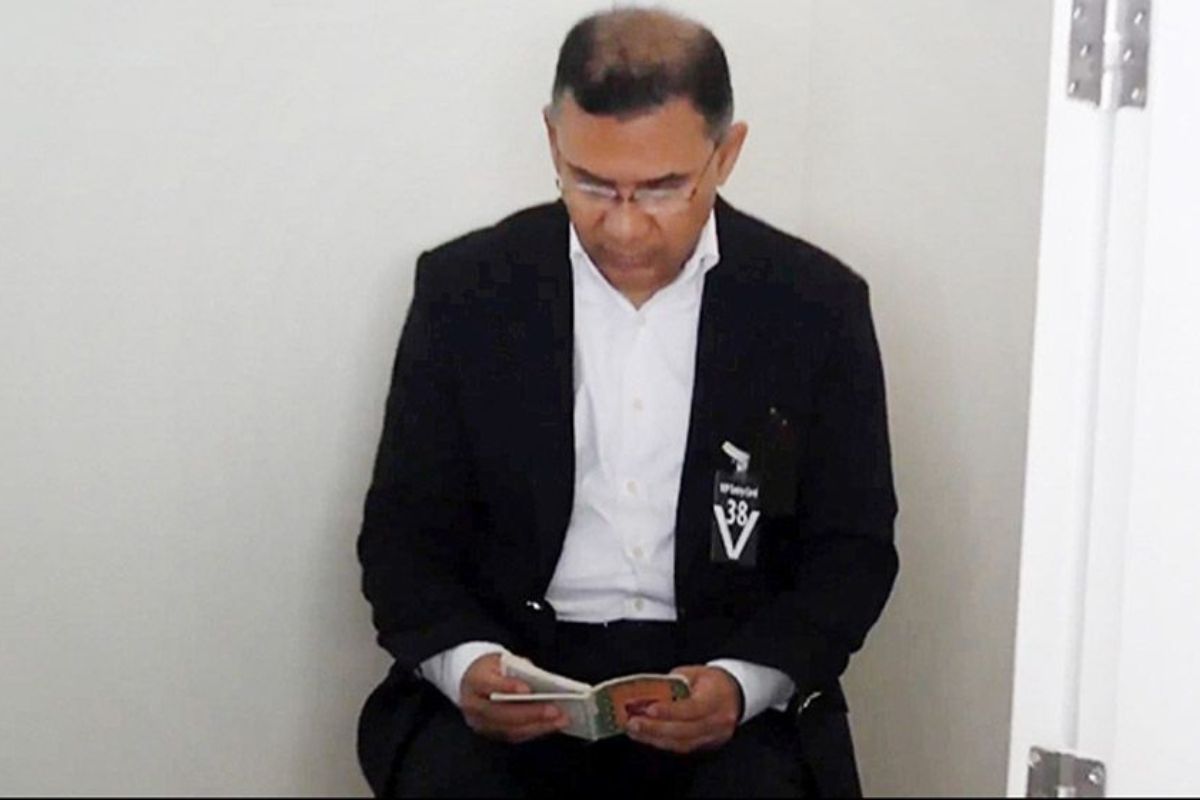 খালেদা জিয়ার কফিনের পাশে কুরআন তিলাওয়াত করছেন তারেক রহমান