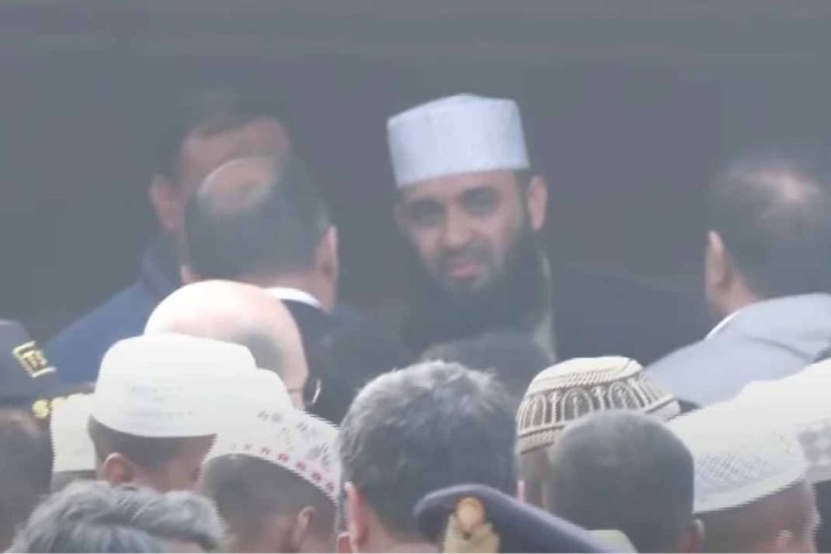 খালেদা জিয়ার কফিন কাঁধে তুলে নেন মিজানুর রহমান আজহারী