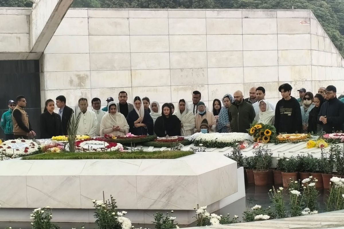 খালেদা জিয়ার কবর জিয়ারত করলেন জাইমা রহমান