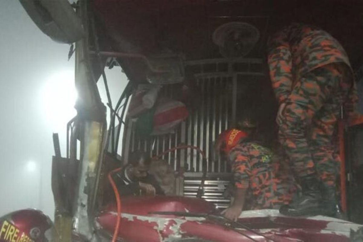 এক্সপ্রেসওয়েতে ৭ যানবাহনের সংঘর্ষে ২০ জন আহত