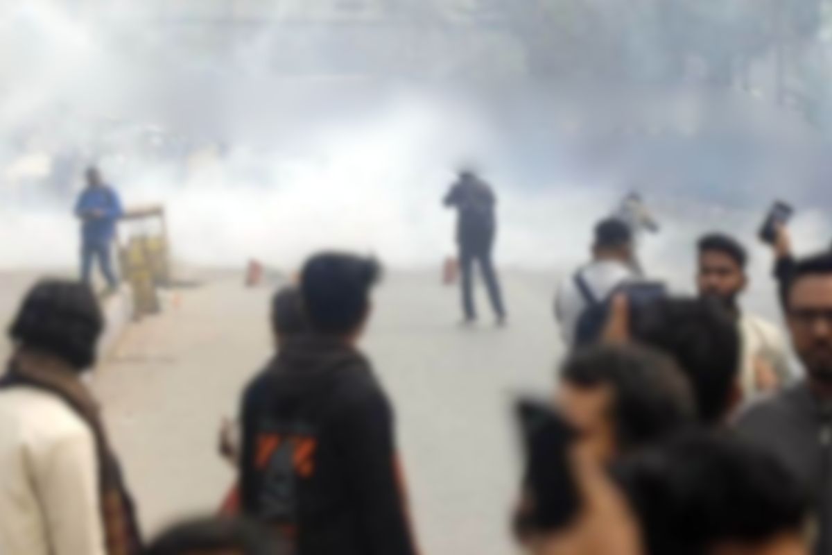 কারওয়ান বাজারে মোবাইল ব্যবসায়ী-পুলিশ সংঘর্ষে রণক্ষেত্র