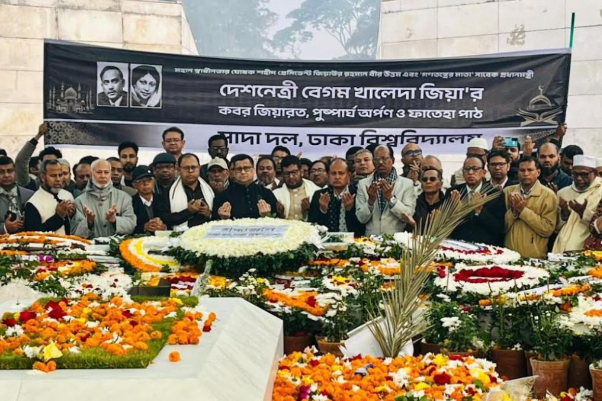 শহীদ জিয়া ও বেগম জিয়ার সমাধিতে ঢাবি সাদা দলের শ্রদ্ধা ও জিয়ারত