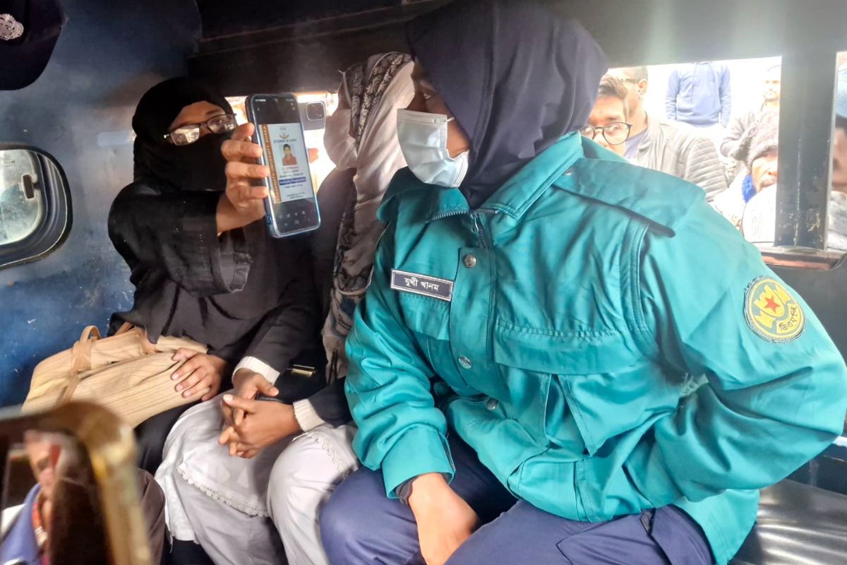 জকসু নির্বাচন : শিবির প্যানেলের প্রার্থীর স্ত্রীকে মব করে পুলিশে দিলো ছাত্রদল