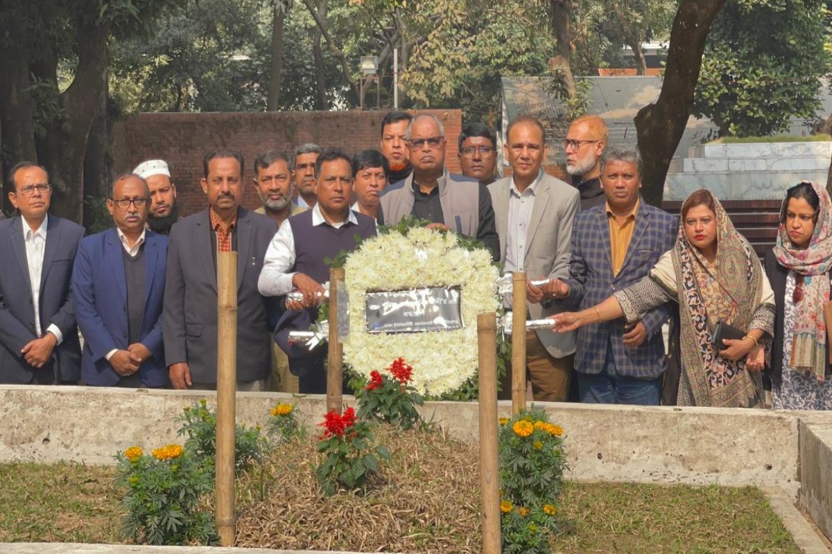 শহীদ ওসমান হাদির সমাধিতে ঢাবি অ্যালামনাইয়ের শ্রদ্ধা
