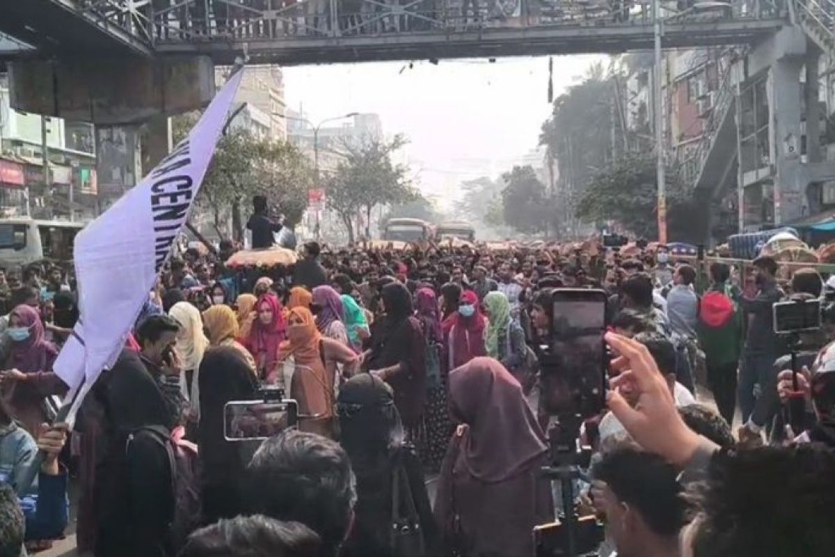 অধ্যাদেশ জারির দাবিতে শিক্ষার্থীদের সায়েন্সল্যাব মোড় অবরোধ