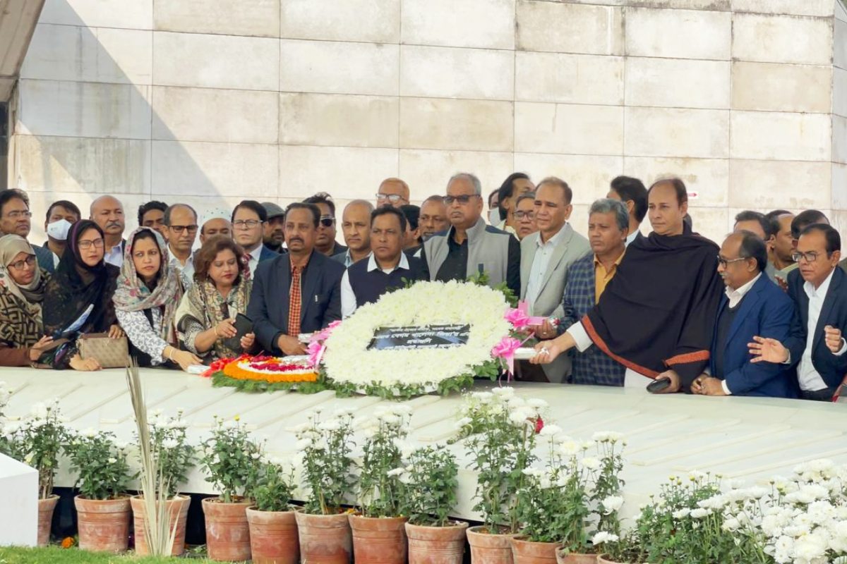 বেগম খালেদা জিয়ার সমাধিতে ঢাবি অ্যালামনাইয়ের শ্রদ্ধা
