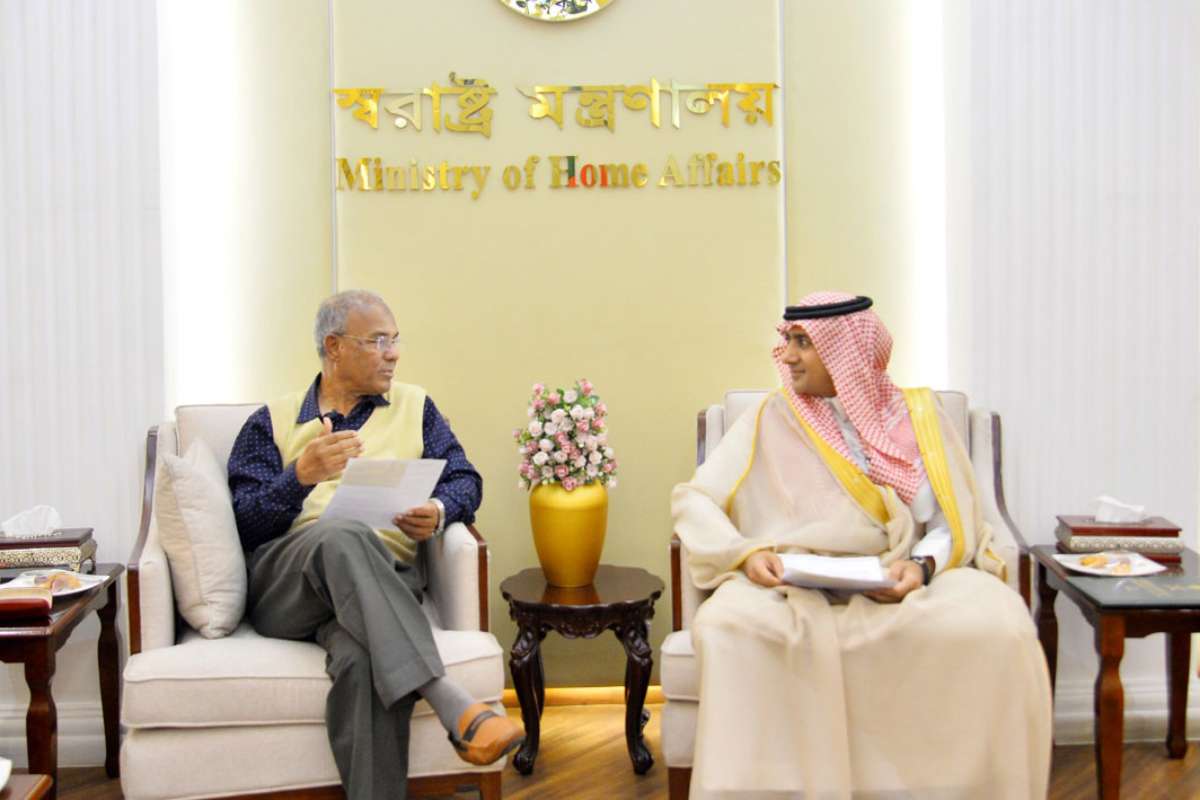 সৌদি রাষ্ট্রদূতের সঙ্গে স্বরাষ্ট্র উপদেষ্টার সাক্ষাৎ অনুষ্ঠিত
