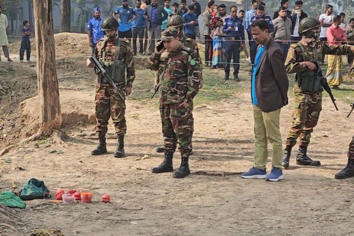 গাজীপুরে মাছের জালে উঠে এল ককটেলভর্তি ব্যাগ, এলাকায় আতঙ্ক