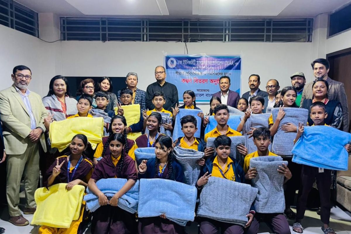 সুবিধাবঞ্চিত শিশুদের মাঝে ঢাবি অ্যালামনাইয়ের শীতবস্ত্র বিতরণ