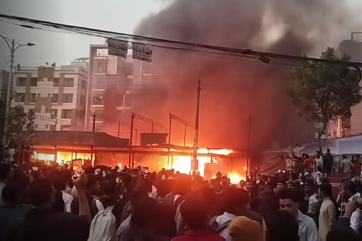 উত্তরার কাঁচাবাজারে ভয়াবহ আগুন, নিয়ন্ত্রণে ৫ ইউনিট