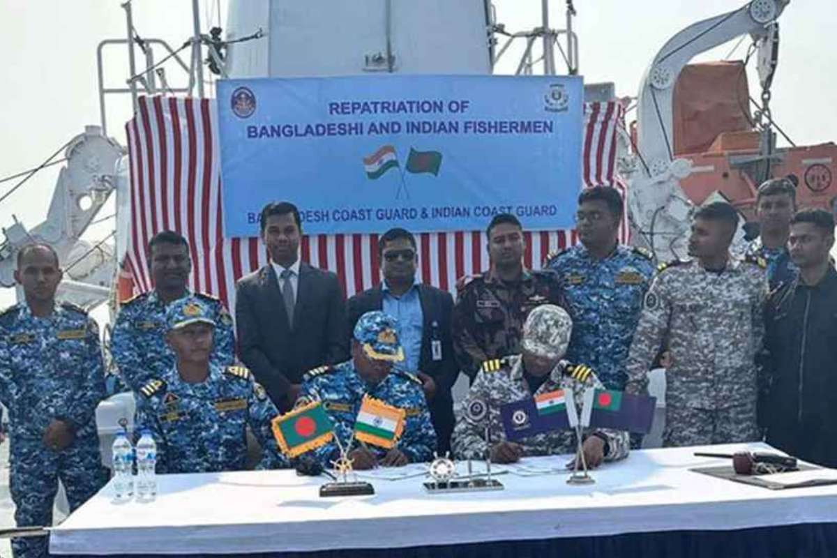 পাঁচ ট্রলারসহ দেশে ফিরলেন ১২৮ বাংলাদেশি