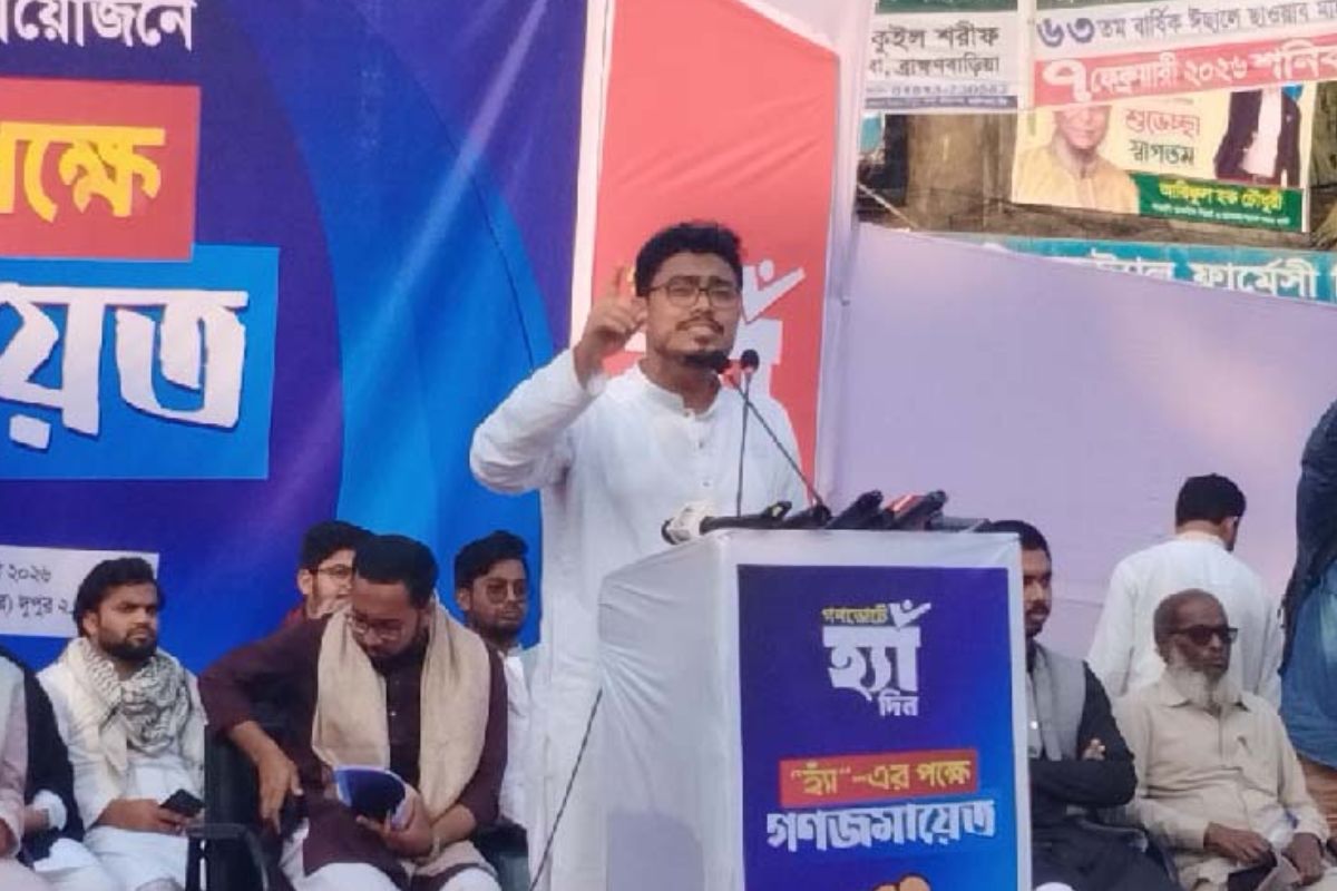 
হাতে চুড়ি পরে বসে আছে নির্বাচন কমিশন: ডাকসু ভিপি