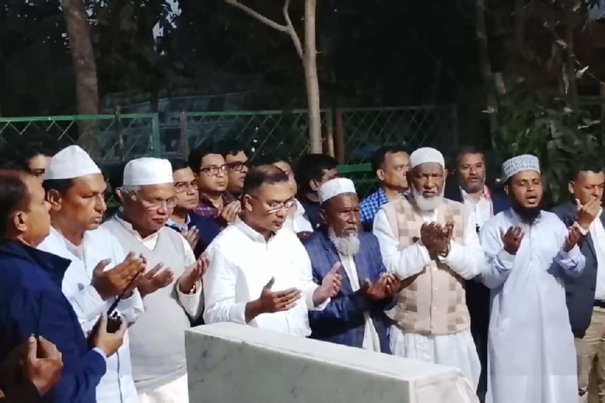 শহীদ আবু সাঈদের কবর জিয়ারত করলেন তারেক রহমান