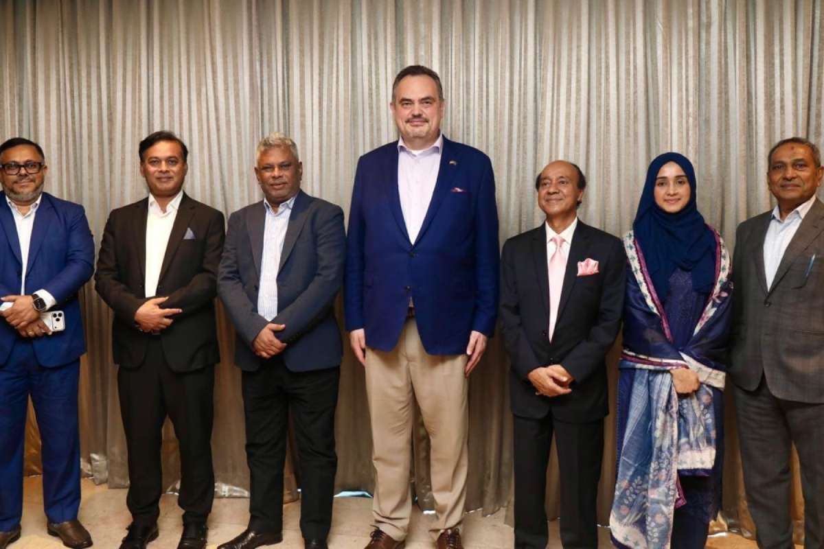 চট্টগ্রাম বন্দর ঘুরে শীর্ষ ব্যবসায়ীদের সঙ্গে মার্কিন রাষ্ট্রদূতের বৈঠক