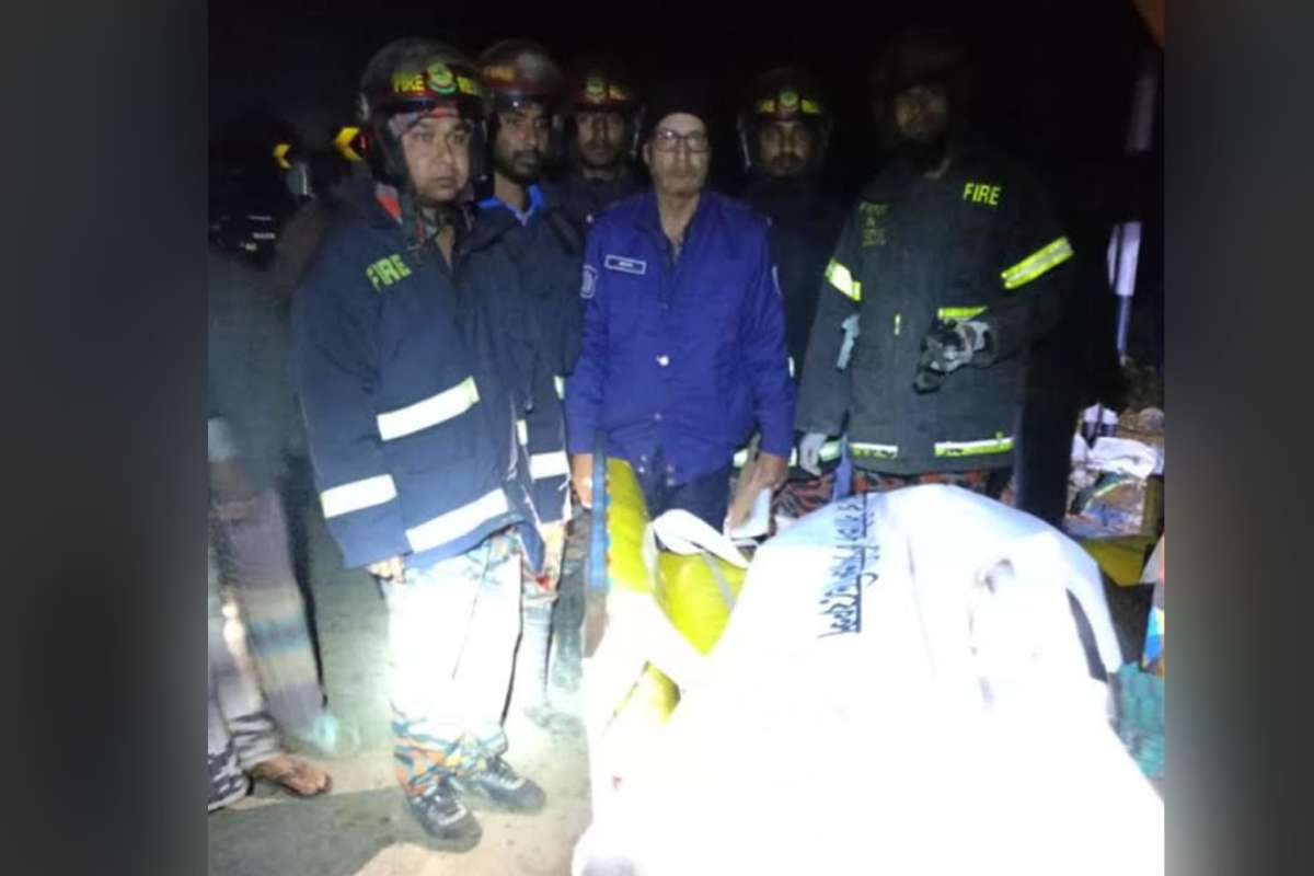 নওগাঁয় ডাম্প ট্রাকের নিচে পিষ্ট ভ্যান, নি-হ-ত ৫