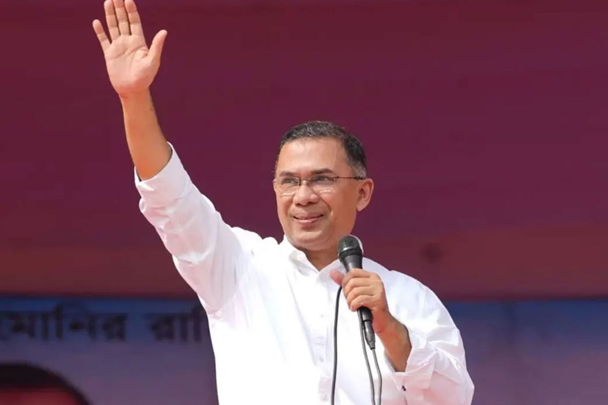 জনসভা মঞ্চে তারেক রহমান, নেতাকর্মীদের ভিড়ে উত্তাল খুলনা