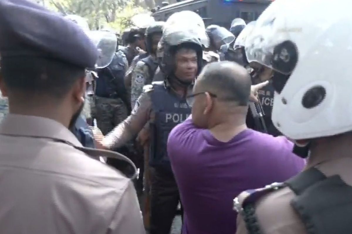 পুলিশ-সরকারি কর্মচারী সং-ঘর্ষে রণক্ষেত্র শাহবাগ-মিন্টো রোড