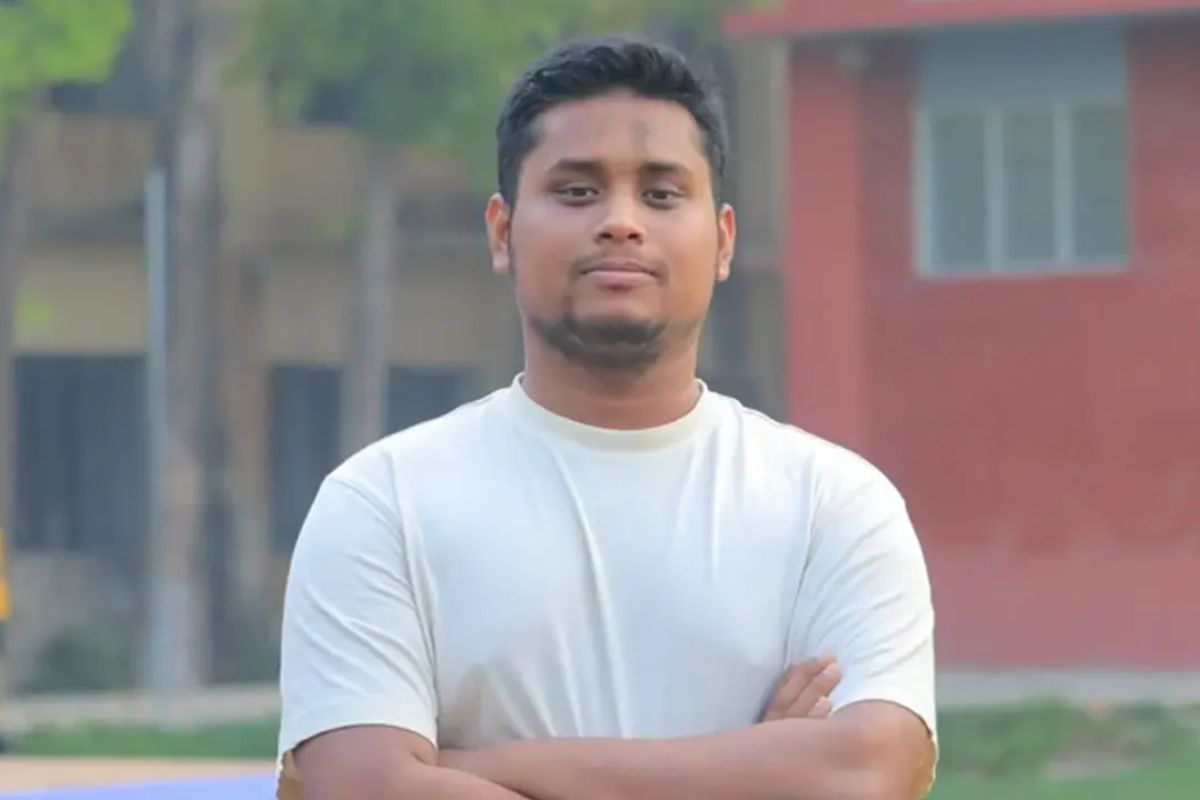 ভোটকেন্দ্রে মোবাইল নিষেধাজ্ঞা নিয়ে তীব্র সমালোচনায় হাসনাত