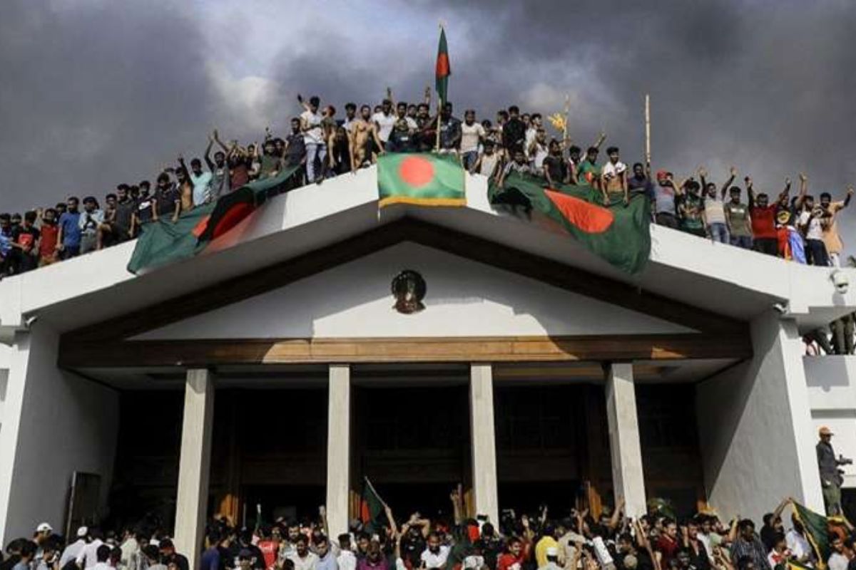 বিশ্বের প্রথম ‘জেন-জি’ প্রভাবিত নির্বাচনের সাক্ষী হতে যাচ্ছে বাংলাদেশ: রয়টার্স