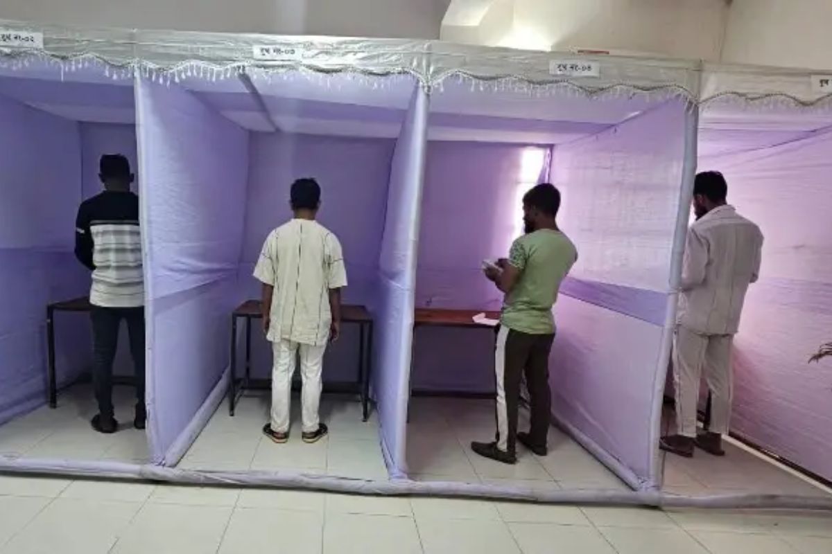 পোস্টাল ব্যালটে ভোট দিলেন ৫ হাজারের বেশি কারাবন্দি