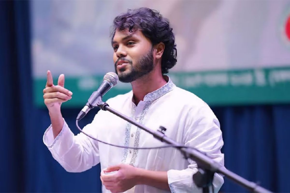 ওসমান হাদির পরিবারকে ফ্ল্যাটের দলিল দিলেন প্রধান উপদেষ্টা