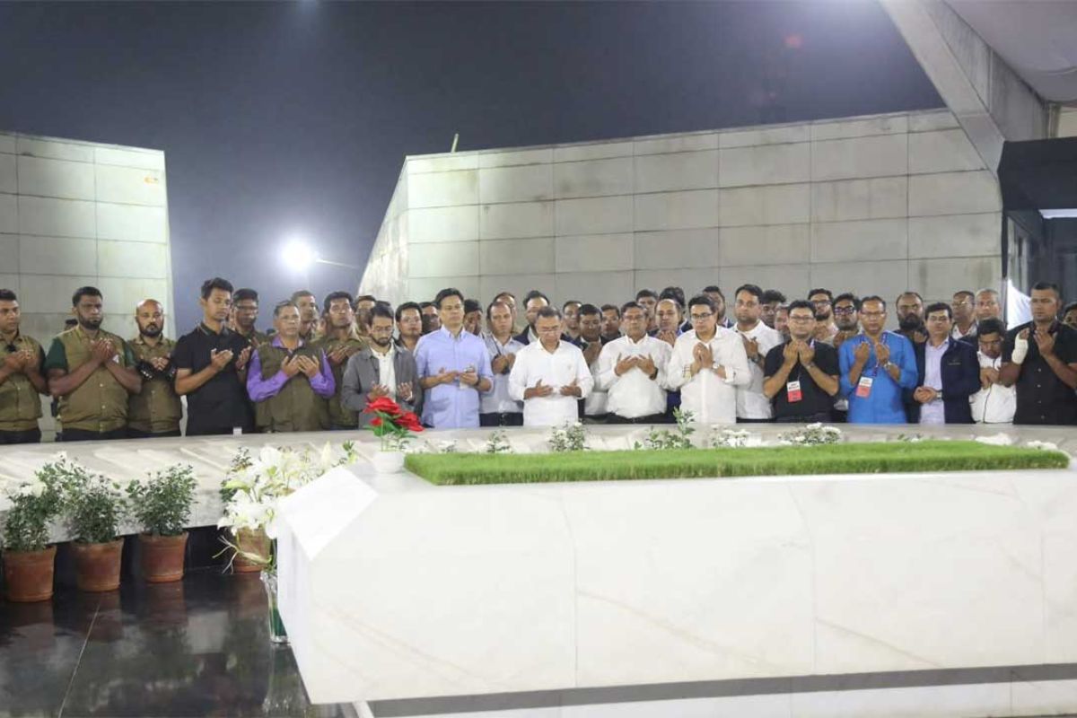 মা-বাবার কবর জিয়ারতের মাধ্যমে শেষ হলো তারেক রহমানের প্রচারণা